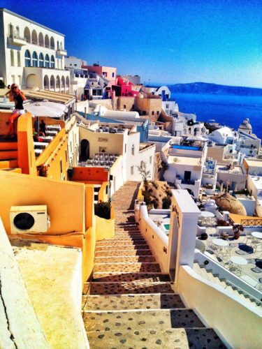 Exploring the narrow alleys of Santorini, Greece - one of my favorite free things to do in Santorini!